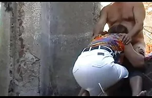 XXX Un mec bronzé en salopette jeunes africaines nues se prend une chatte