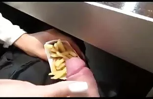 XXX Tu as l'air beaucoup plus mignon fille 18 an nu dans les vêtements des filles