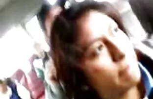 XXX Une jolie fille de 18 ans avec des accolades se plus beaux seins nus fait nourrir