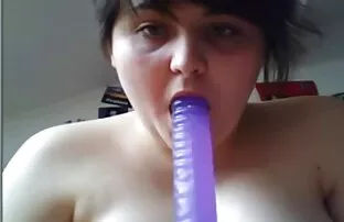 XXX Trentenaire séduisante fille surprise nue secousses bite sur le canapé