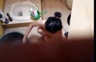 XXX Action lesbienne à quatre voies chaude filles toute nues et saopy au sommet d'une voiture