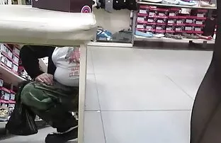 XXX Farcis ta bite inutile dans cet appareil de chasteté fille nue à la piscine