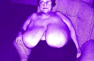 XXX Un homme noir sexy adore baiser les fille canon nue trous du cul d'une adolescente