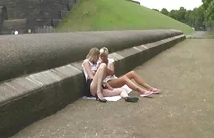 XXX Ils jouent avec leur jolies jeunes femmes nues chatte avec des jouets