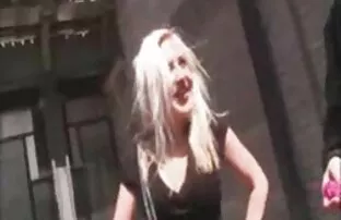 XXX Filles les belles femmes noires nues blondes se frottant les mamelons et les bribes