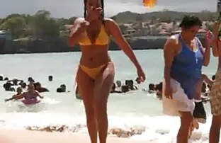 XXX indien fille nue dans la piscine aux gros seins naturels