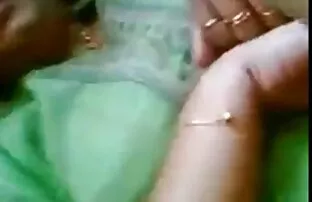XXX Maman se prend une bite jeunes et jolies filles nues en faisant la lessive