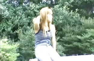 XXX Petite amie mignonne descend et suce une filles nues dans la nature bite