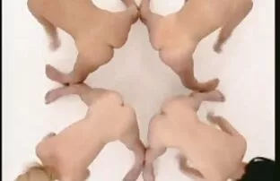 XXX Jouer fille nue mince avec énorme clito 6