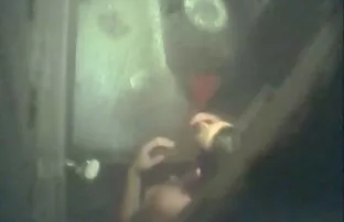 XXX Un mec ringard a marqué une escorte sous femmes musclées nues la douche