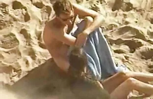 XXX Maman les fille nu se détend dans le bain à remous