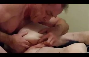 XXX Crème lavement lesbienne jouée avec un énorme gode fille nue a la maison